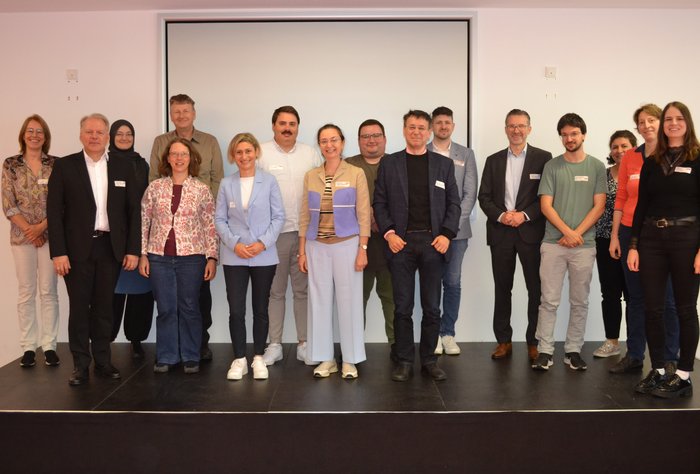 Projektteam KNIGHT: Projektmitarbeitende und projektverantwortliche Professor:innen Dr. Dieter Uckelmann, Dr. Ulrike Pado, Dr. Peter Heusch und Dr. Tobias Popovic.