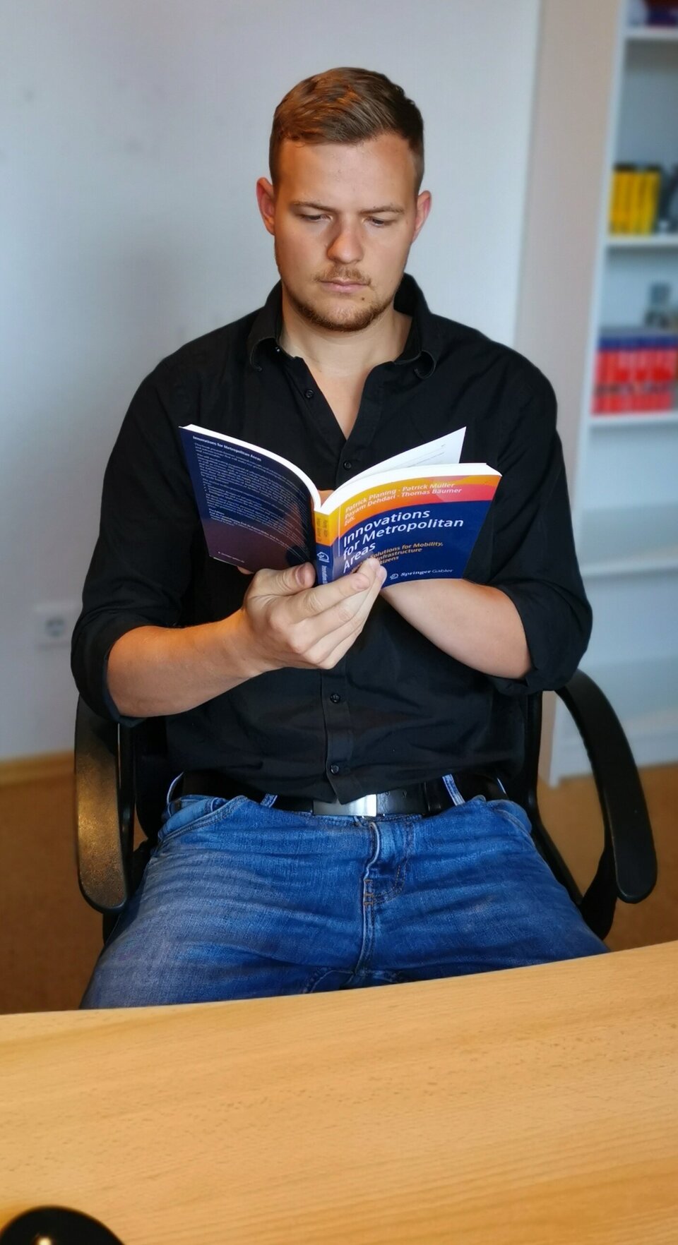 Student liest Buch