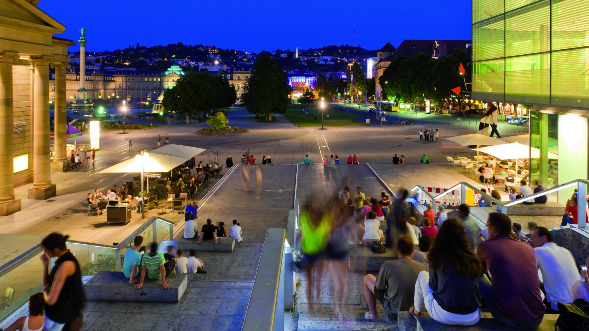 Blick über eine Treppe auf den Stuttgarter Schlossplatz