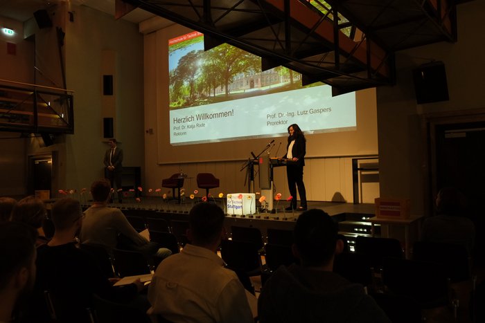 Blick auf die Bühne, eine Folie wird präsentiert