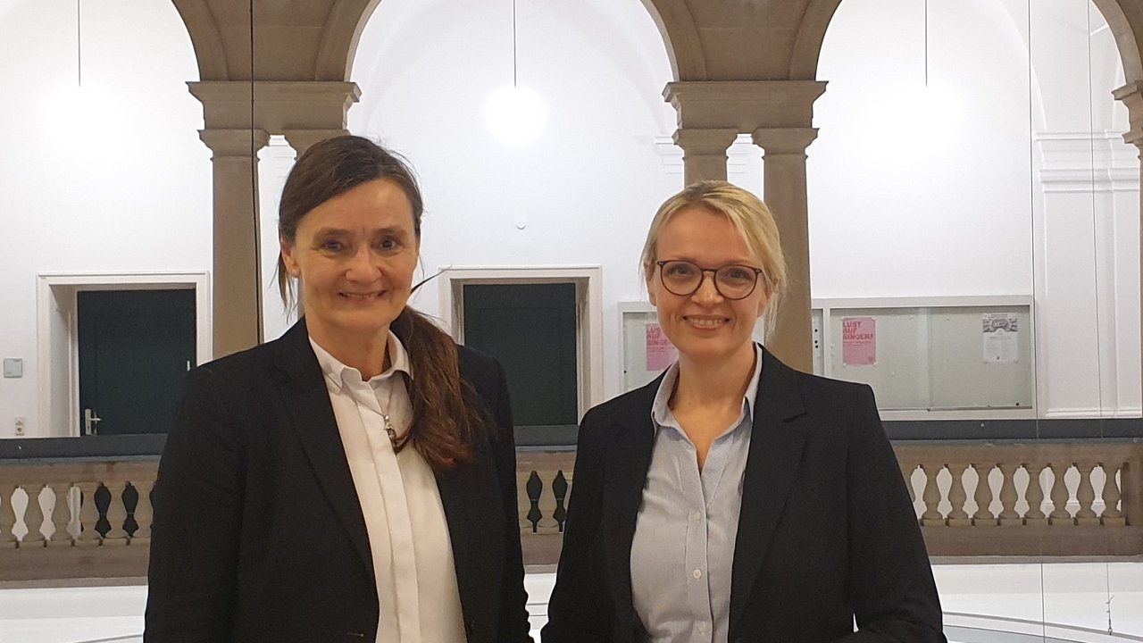 Links die wiedergewählte Rektorin Prof. Dr. Katja Rade, rechts die neue Kanzlerin der Hochschule, Brigitte Heintz-Cuscianna.