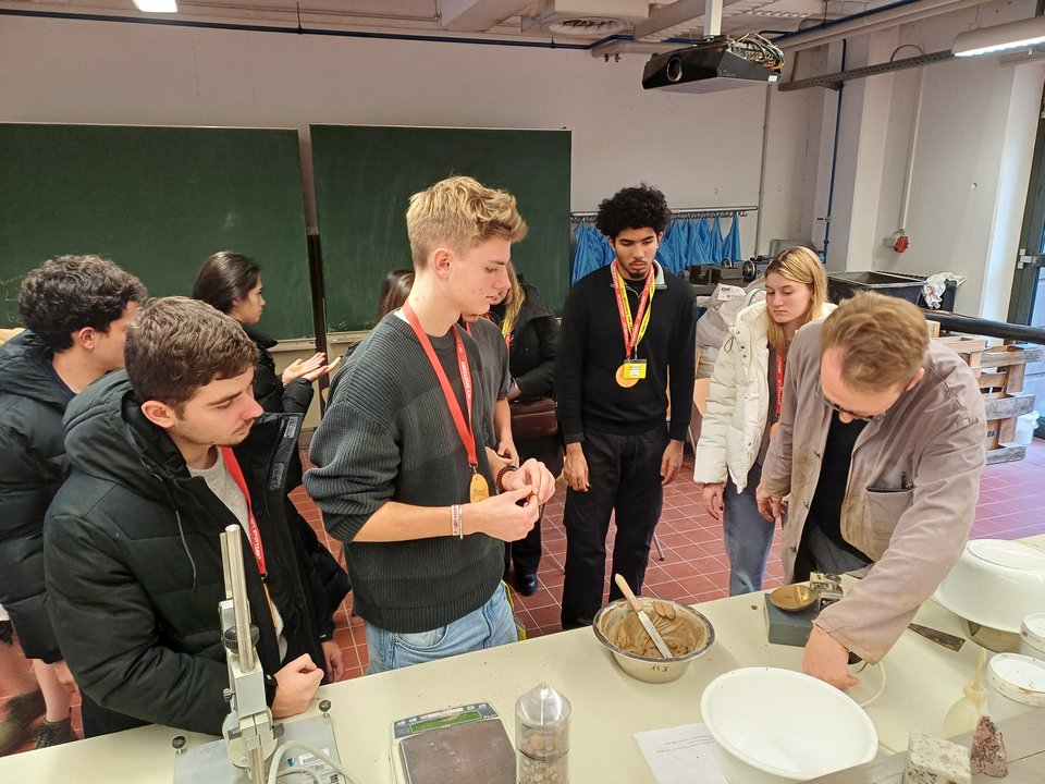 Schüler:innen in einem Labor