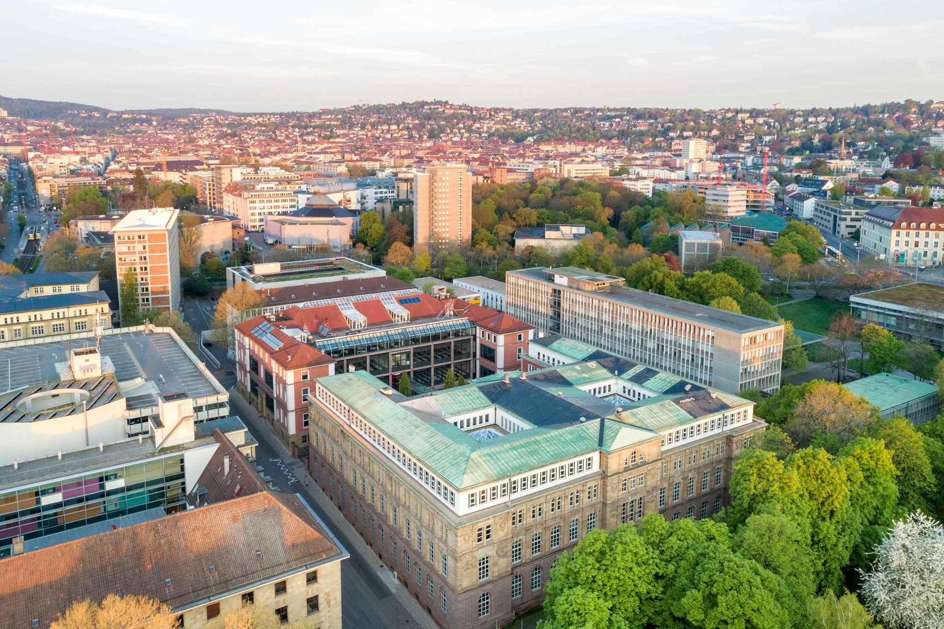 Ein Luftbild der gesamten Gebäude der HFT