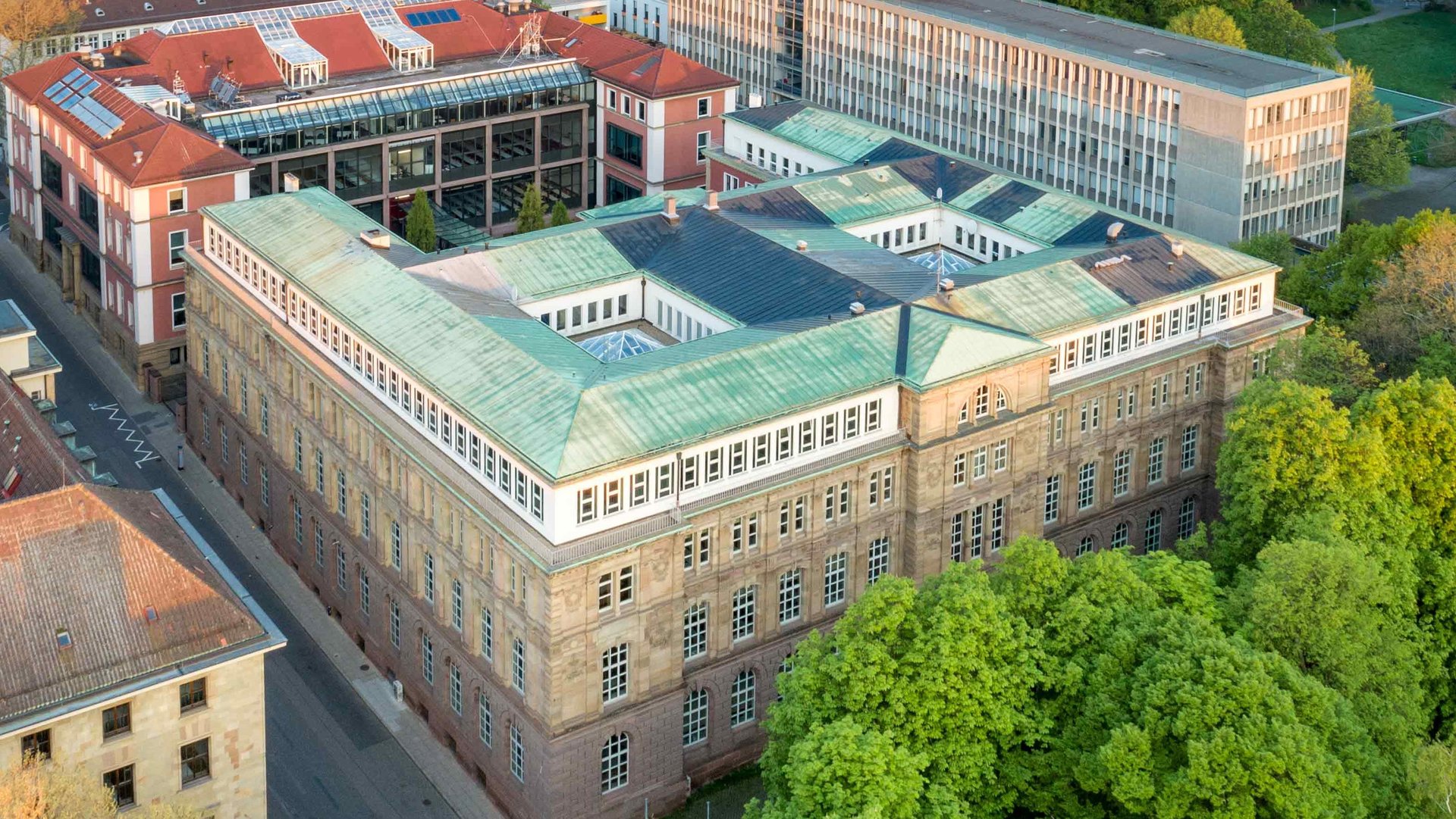 Ein Luftbild der gesamten Gebäude der HFT