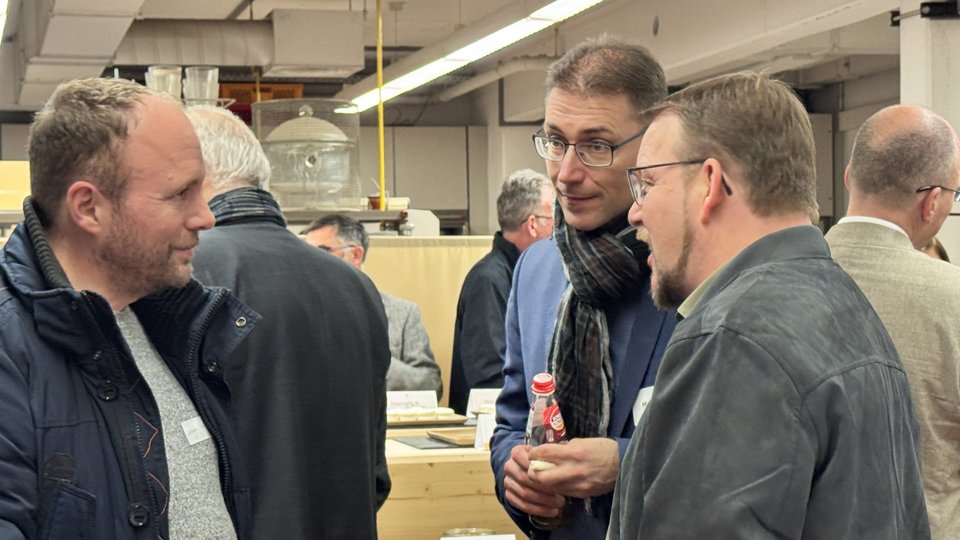 Fotos vom Fest, Menschen im Gespräch