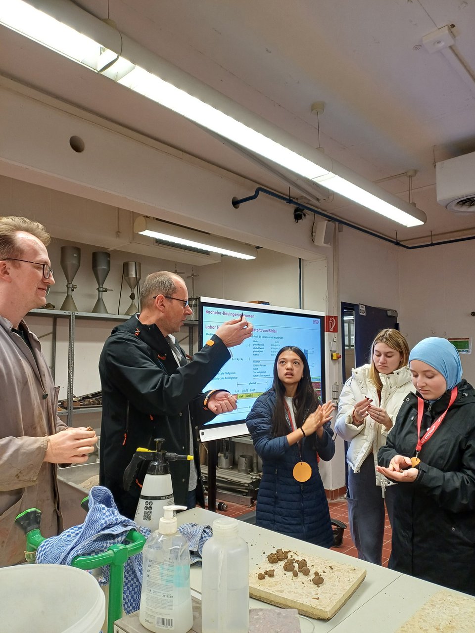 Schüler:innen im Labor