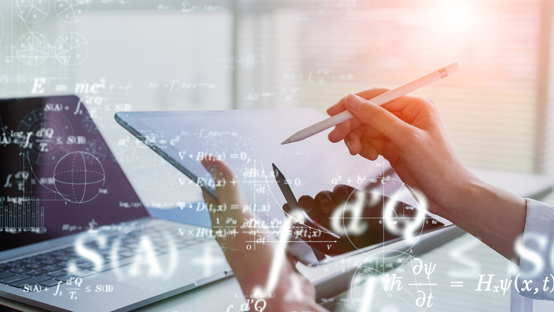 Symbolfoto - Eine Student:in des Studiengangs Angewandte Mathematik und Künstliche Intelligenz der Hochschule für Technik sitzt am Laptop/Tablet in ihrem Büro eines Baden-Württemberger Unternehmens, in dem Sie als Werkstudentin Mathe² Work & Study arbeitet. Sie entscheidet sich gerade auch noch für das Master Studium Mathematik an der HFT Stuttgart.