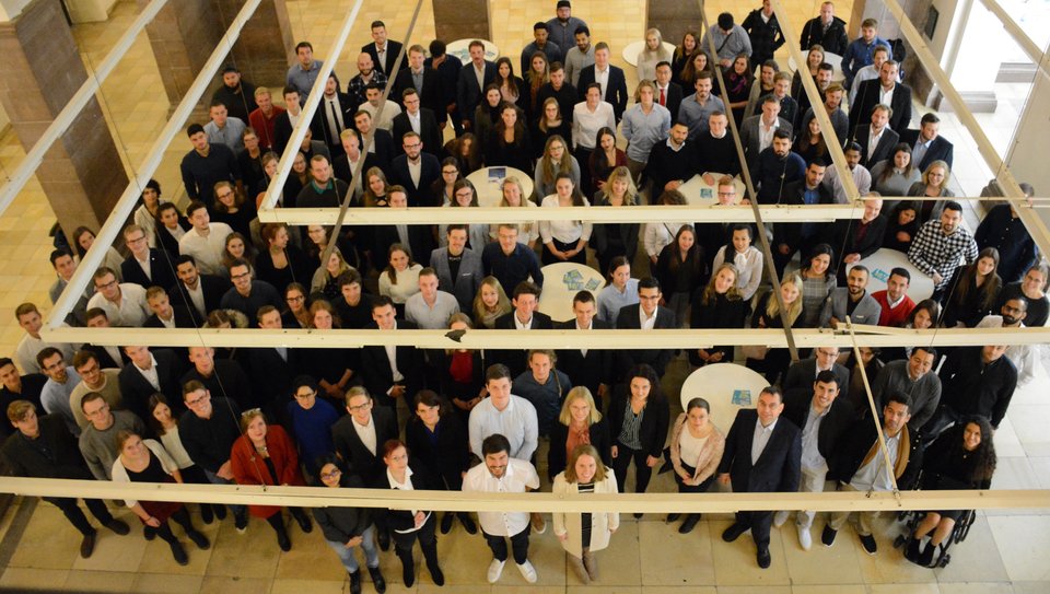 Stipendiaten Gruppenfoto an der HFT Stuttgart im Lichthof von Bau 1