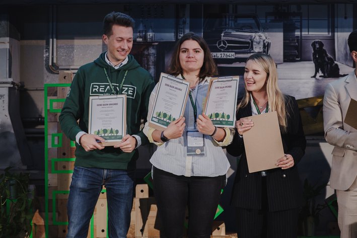 GewinnerInnen mit Preis