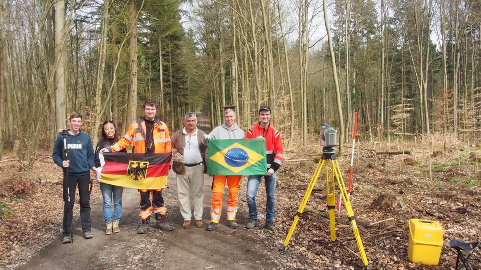 Outdoor-Vorlesung: Studierend der HFT und aus Brasilien bei der Vermessungsübung