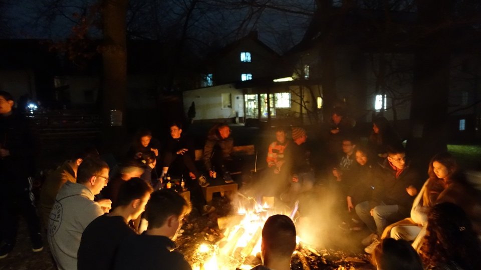 Ausklang der Vermessungsübung beim Grillfest mit Lagerfeuer