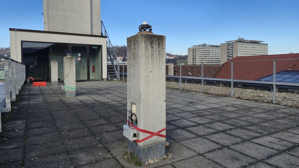 GNSS-Empfänger auf dem Messdach des GEOMAT-Labors