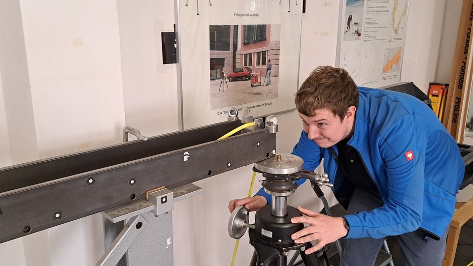 Praktische Übung am Monitoring-Simulator zum Thema Bauwerksüberwachung und GEO-Monitoring