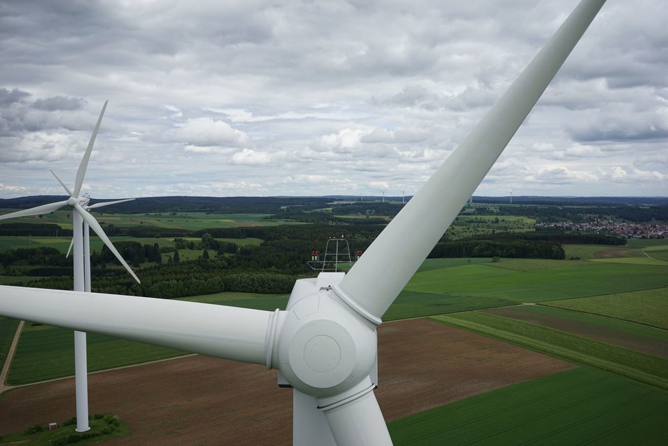 Windenergieanlage zur Inspektion von der Vermessungsdrohne aus fotografiert