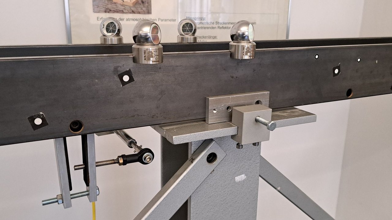 Monitoring-Simulator mit Kugelprismen und Extensometer