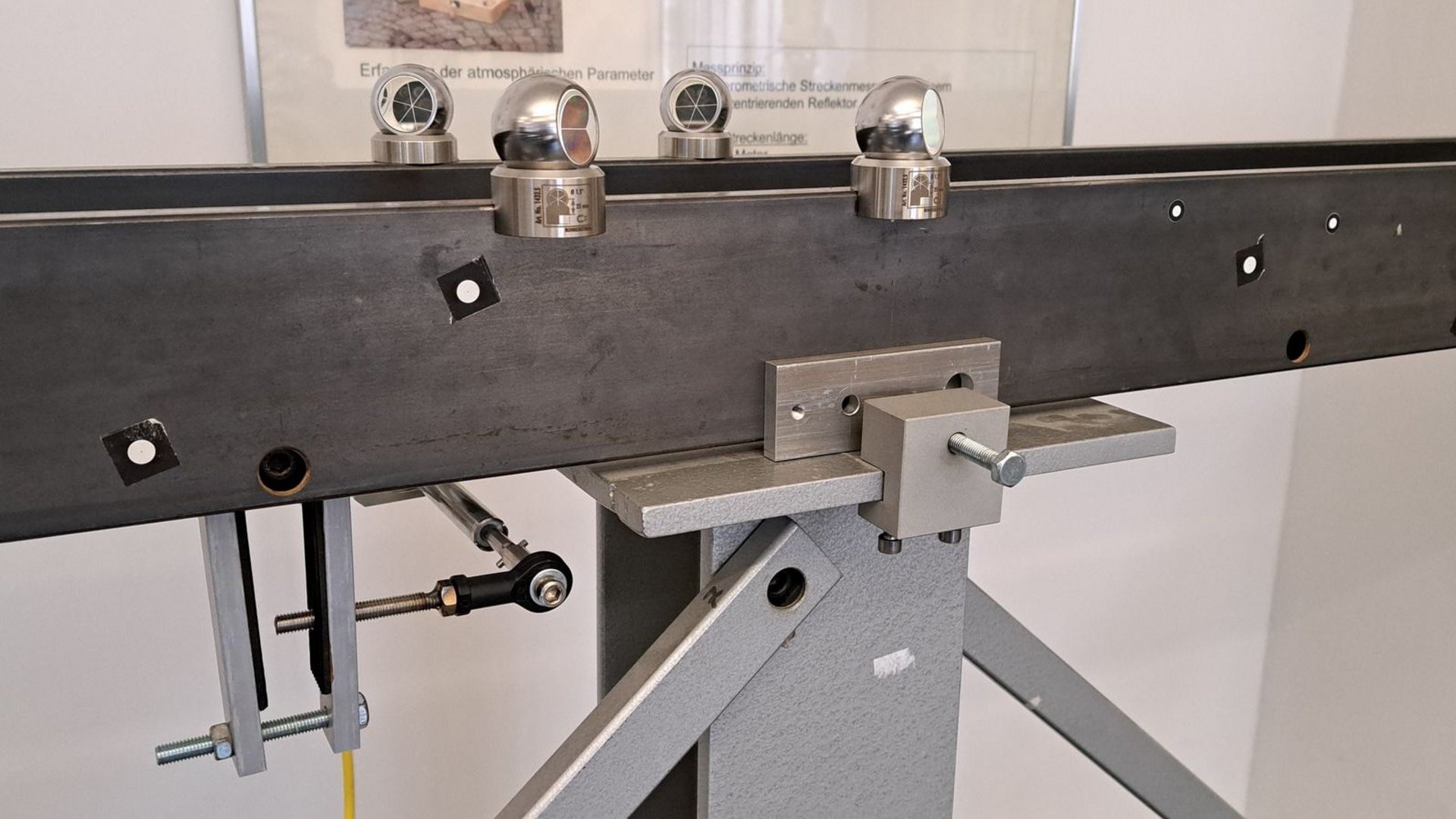 Monitoring-Simulator mit Kugelprismen und Extensometer