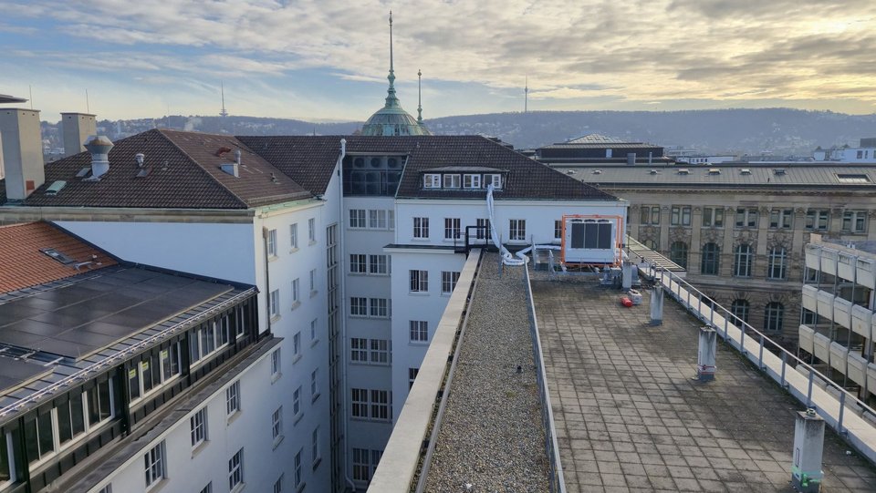 GNSS-Empfänger auf dem Messdach des GEOMAT-Labors