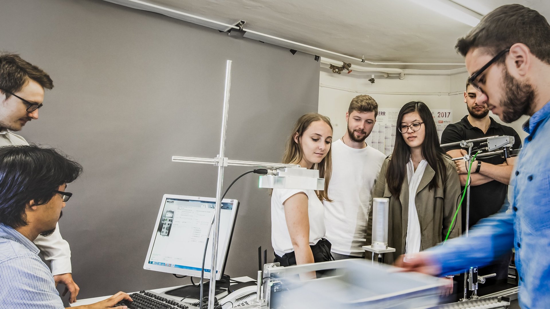 IL-Studenten arbeiten mit Balluff System