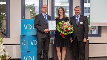 Verleihung des VDI Preises an Frau Möhnle durch Prof. Dr. Riedel im Beisein von Prof. Dr. Gülch