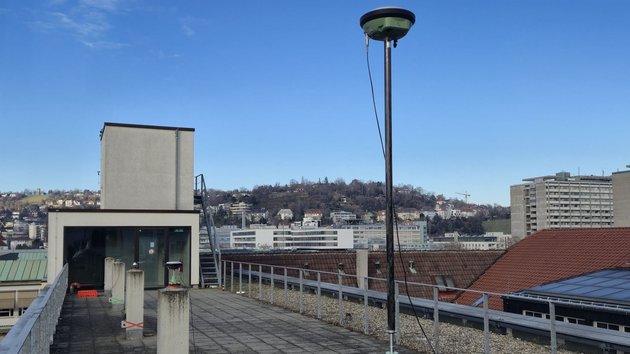 GNSS-Empfänger auf dem Messdach des GEOMAT-Labors