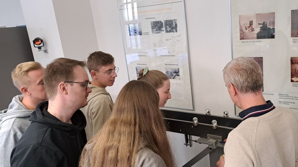 Praktische Übung am Monitoring-Simulator zum Thema Bauwerksüberwachung und GEO-Monitoring