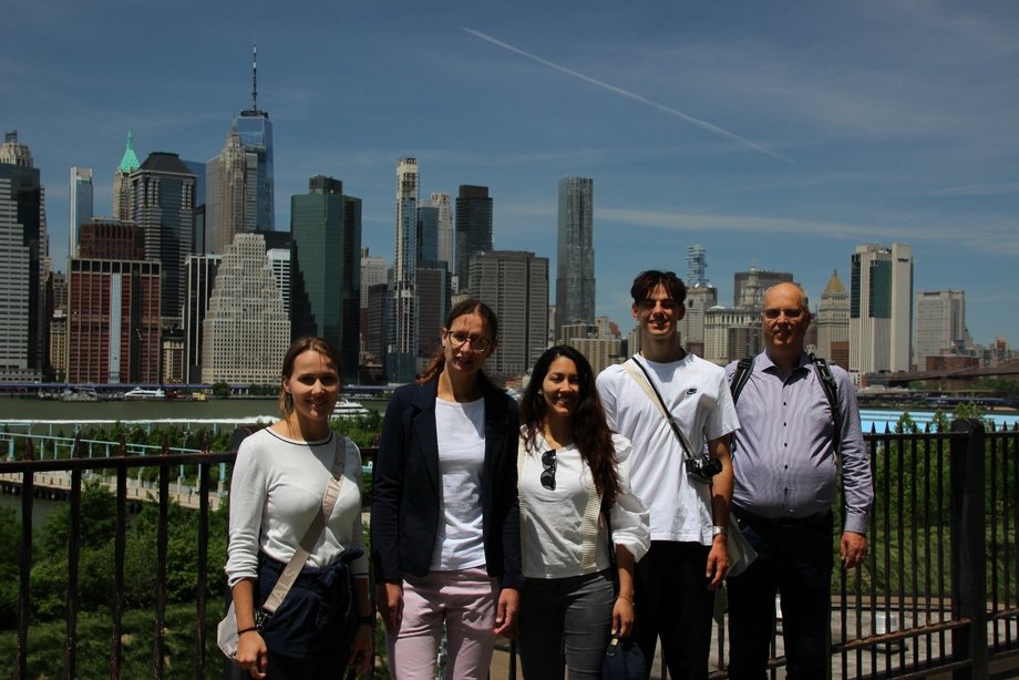 Gruppenbild der Workshop-Teilnehmer vor New Yorker Skyline