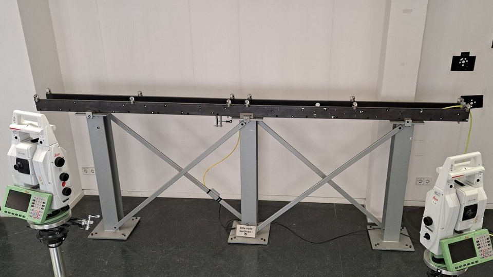 Monitoring-Simulator Übersichtsbild mit Totalstationen und Gleis-Modell