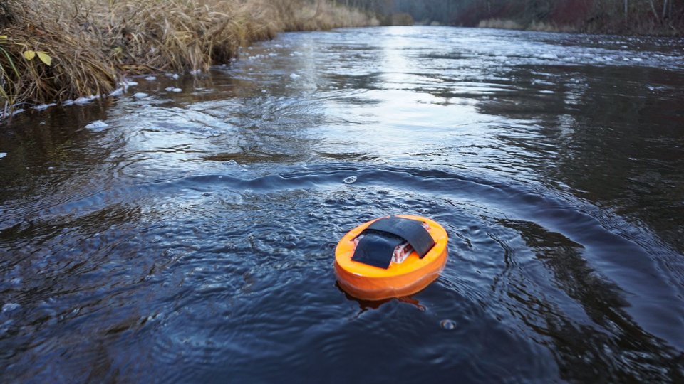 Driftboje im Fluss