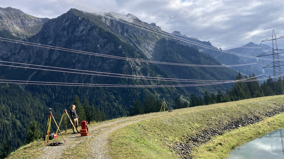 Deformationsmessung auf einer Staumauer