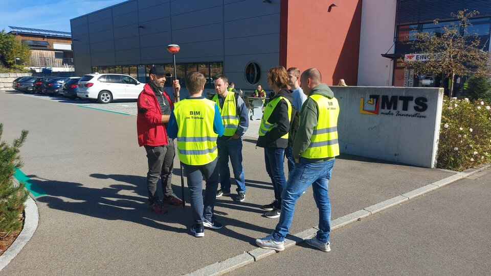 Exkursion des Studienbereichs Vermessung zu MTS - GNSS Messungen zur Maschinensteuerung