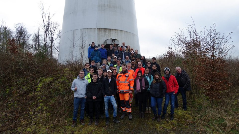 Gruppenbild am Fuß einer Windenergieanlage