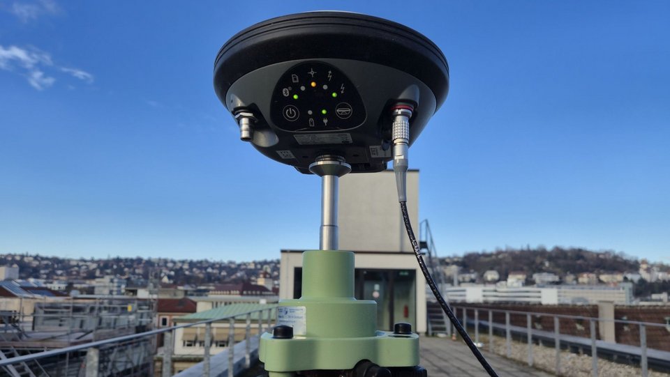 GNSS-Empfänger auf dem Messdach des GEOMAT-Labors
