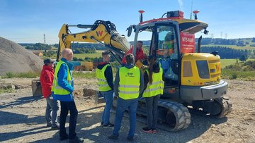 Exkursion des Studienbereichs Vermessung zu MTS - Maschinensteuerung am Bagger