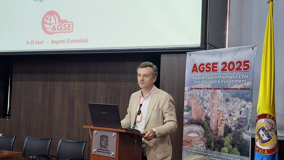 Dr. Miguel Vallejo from the Spanisch National Research Council talkes in his Keynote about climate change monitoring and the importance of scientific diplomacy.