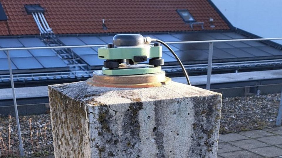 GNSS-Empfänger auf dem Messdach des GEOMAT-Labors