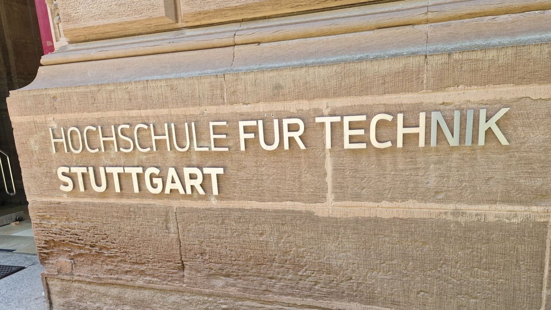 HFT-Logo am Eingang der HFT Stuttgart