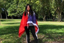 Double Degree Studentin aus Taiwan im Park mit Taiwan Flagge