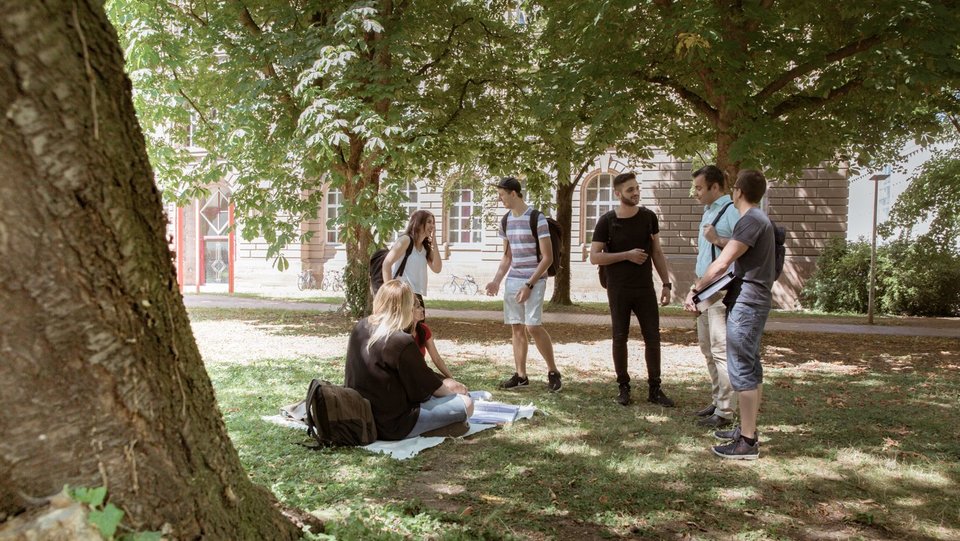 HFT Studierende im Park 