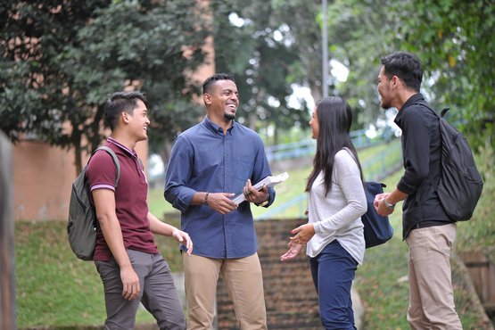 UiTM Malaysia Studierende im Gruppengespräch